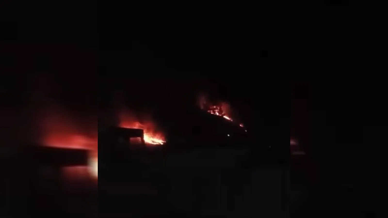 Karabük'te demir yolu hattı kenarında çıkan örtü yangını söndürüldü