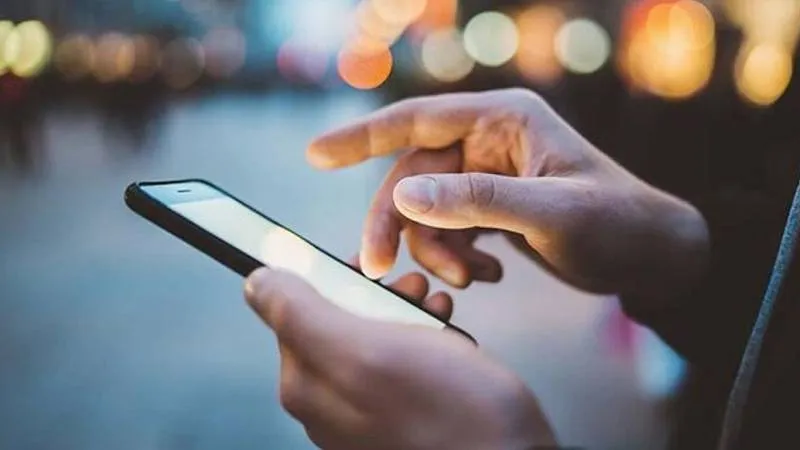 Sabah yazarı Karayel: Yeni bir trend başladı, akıllı telefonsuz bir nesil mi geliyor?