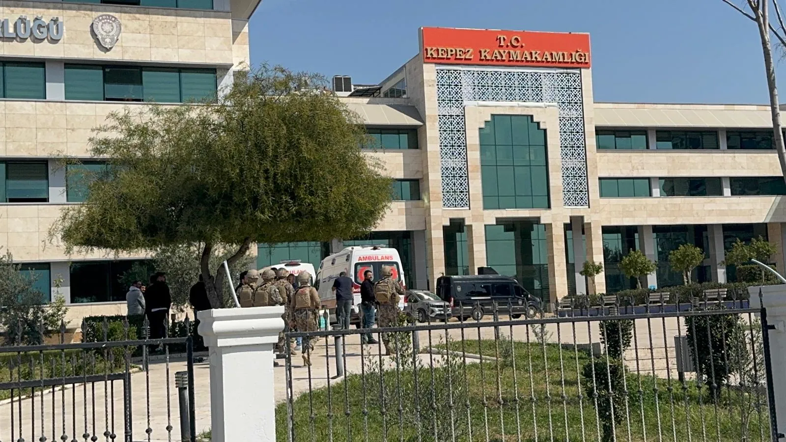 Kepez Kaymakamlığı'ndaki silahlı saldırgan 4,5 saatte ikna edildi, teslim oldu