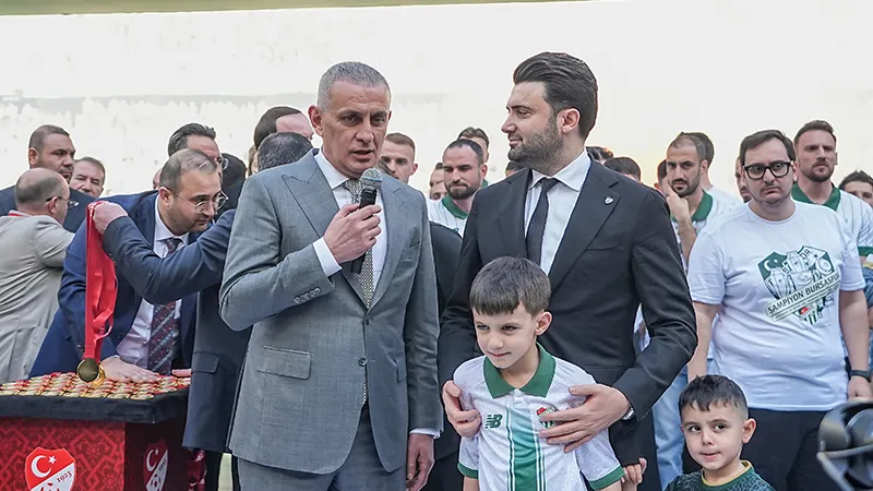 TFF Başkanı İbrahim Hacıosmanoğlu şampiyonluk töreninde ıslıklandı, yuhalandı!