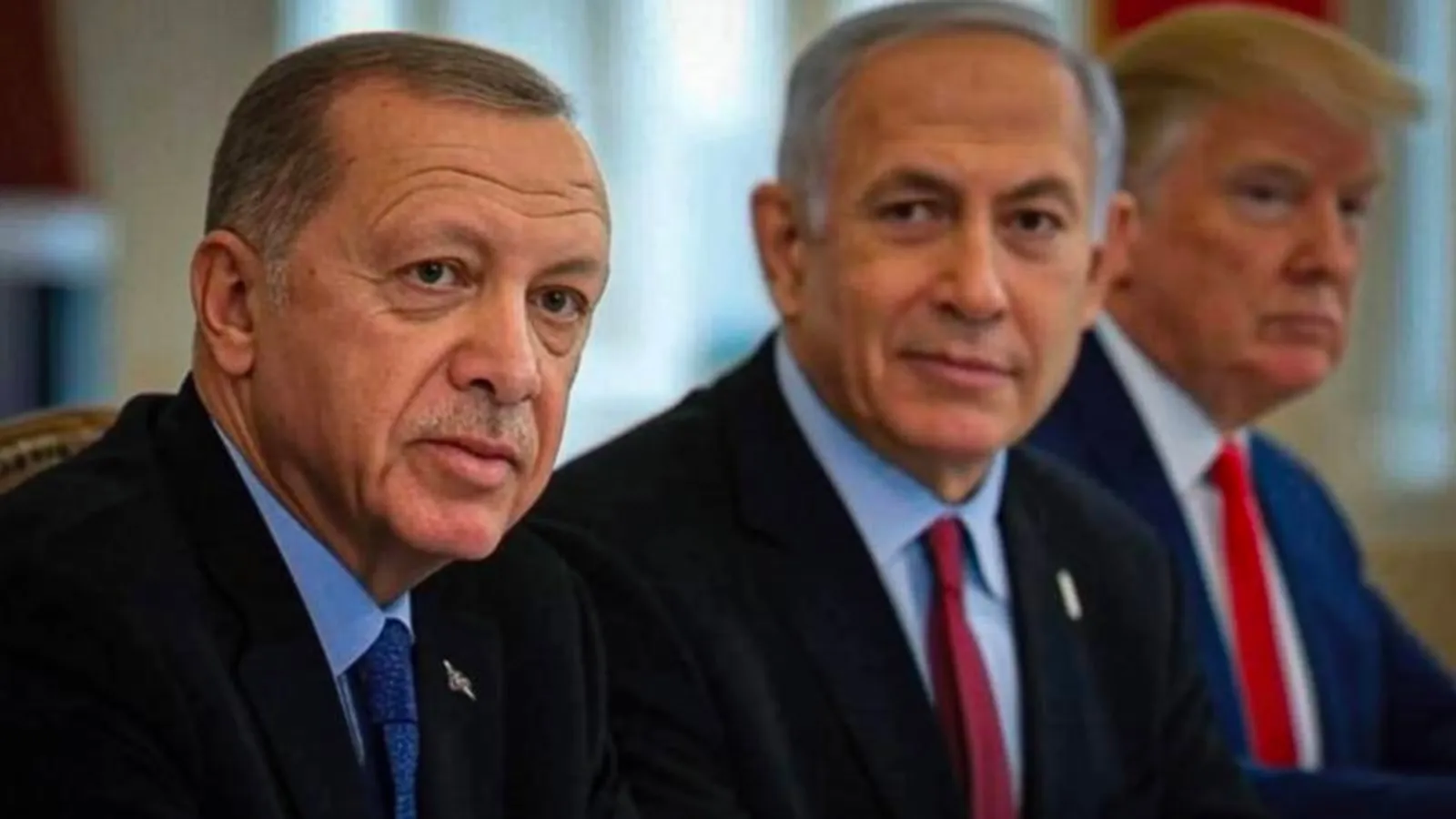 İçeride saltanat sonu, dışarıda çağ yangını