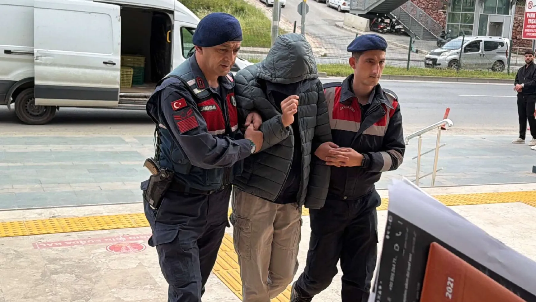 Sosyal medyada okul saldırılarına yönelik provokatif paylaşım yapan 2 kişi tutuklandı