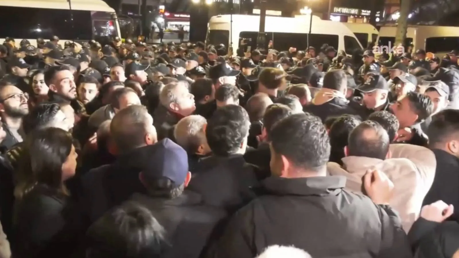 Ümit Erkol'un tutuklanmasına Ankara İl Başkanlığı önünde protesto| Polis, Adalet Bakanlığı'na yürümek isteyenlere müdahale etti