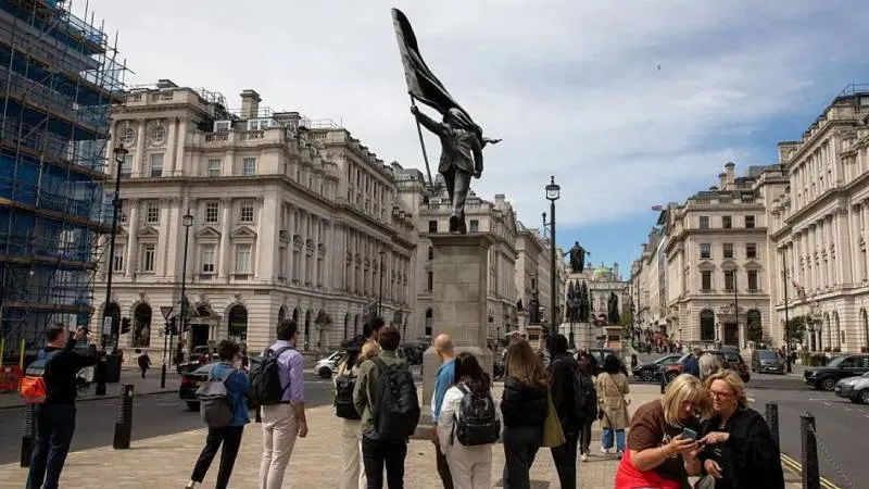 Banksy'den yeni eser: Buckingham Sarayı yakınlarına kendi imzasını taşıyan heykel bıraktı!