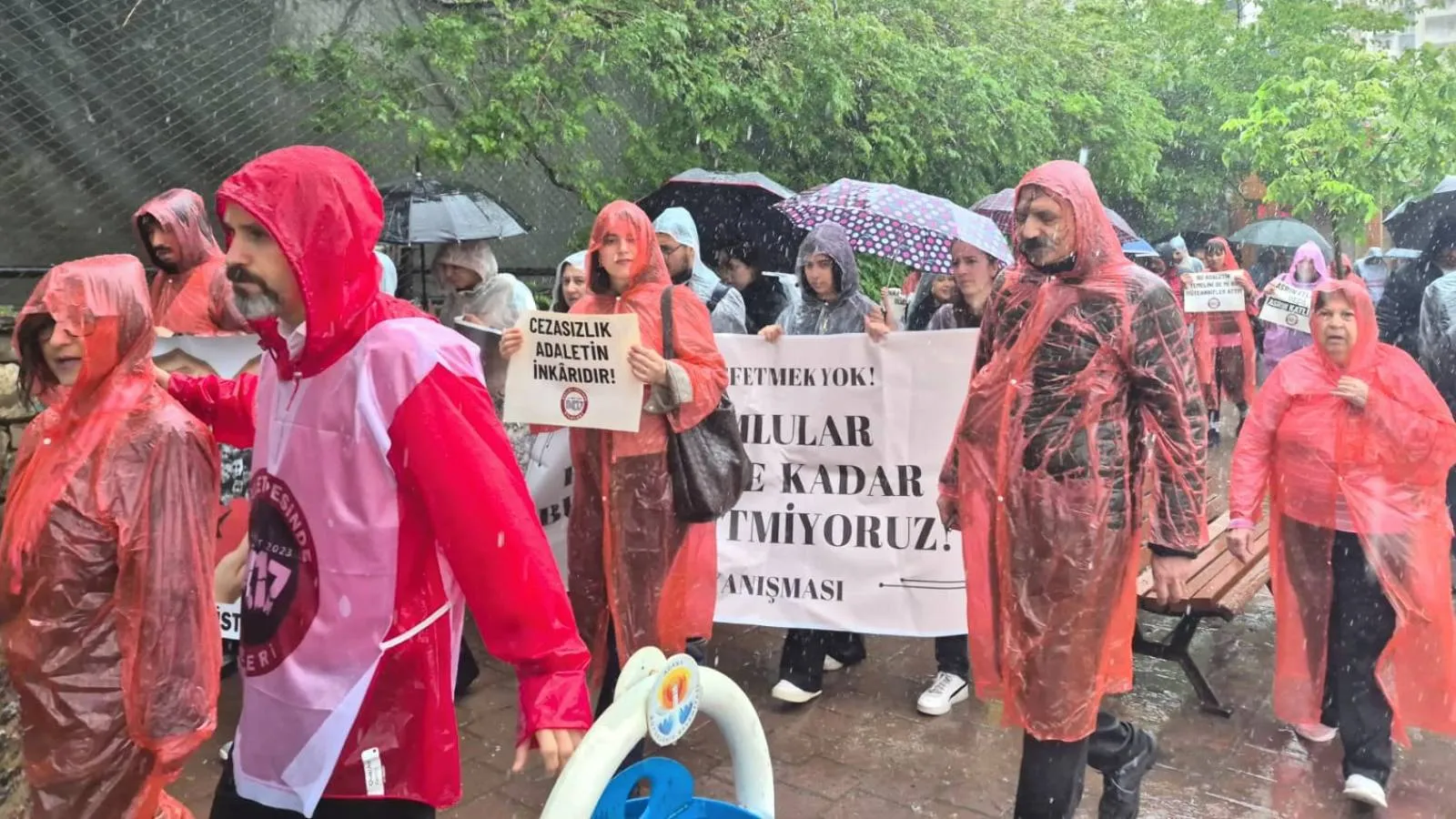Hasan Alpargün Apartmanı dosyası istinafta: Adalet Peşinde Aileleri'nden "'olası kasta' sahip çıkıyoruz" yürüyüşü