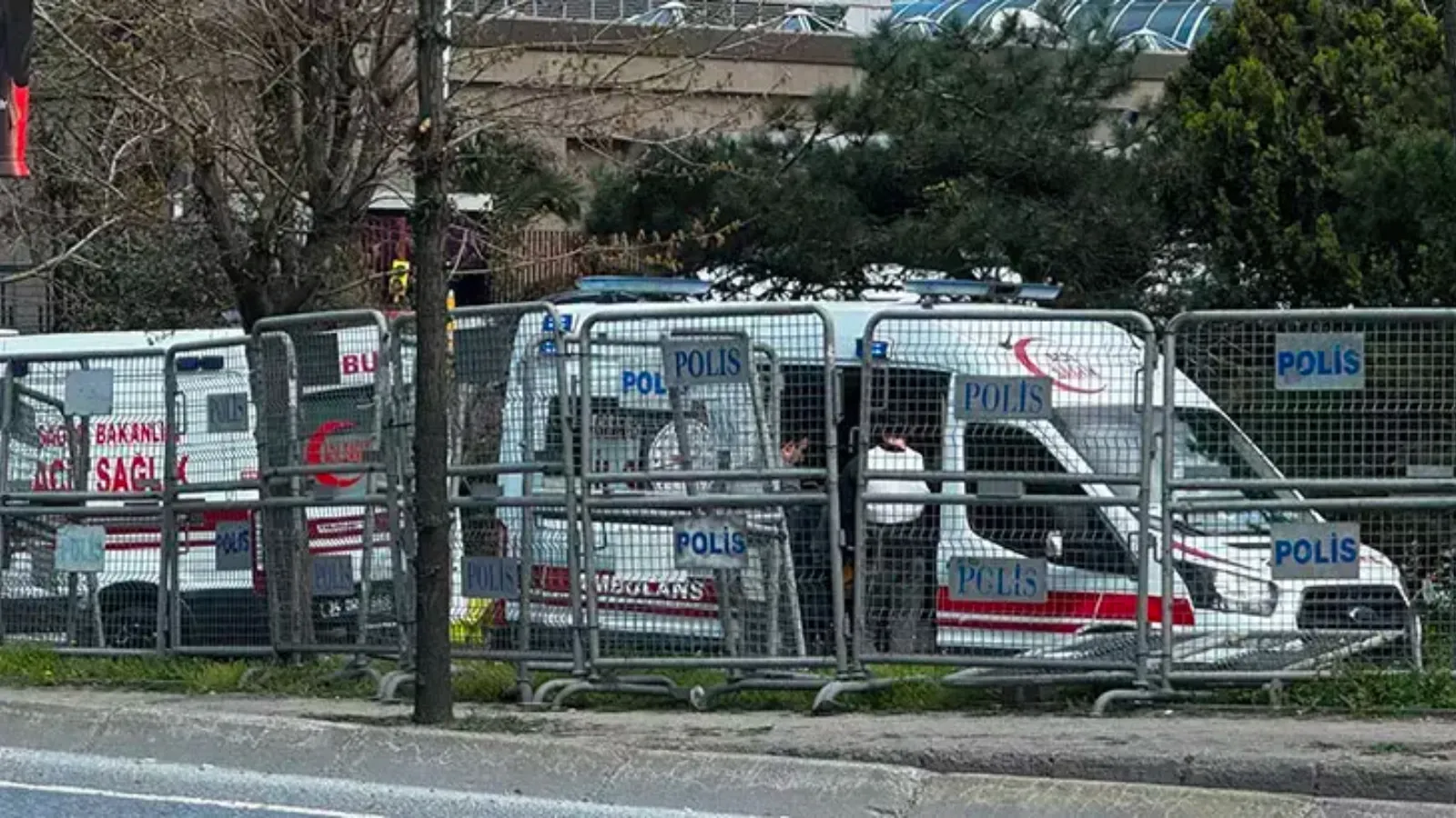 İçişleri: İsrail Konsolosluğu önündeki çatışmada polislerden biri ayağından, diğeri kulağından yaralandı; ikisi kardeş olan üç saldırgan İzmit'ten araç kiralayarak geldi