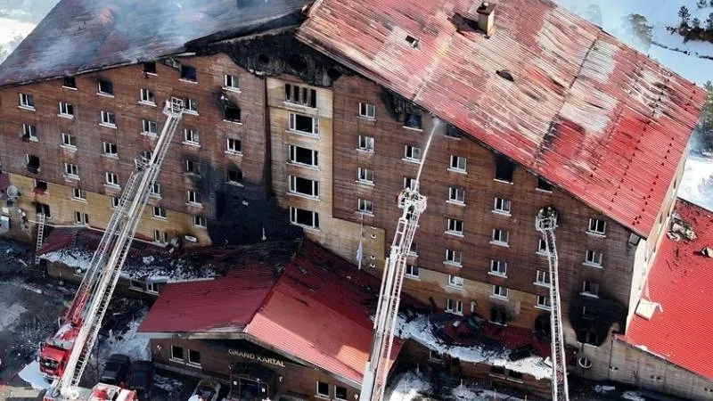 Kartalkaya yangını davasında haklarında soruşturma başlatılan 3 Turizm Bakanlığı bürokratının yurt dışı çıkış yasağı kaldırıldı