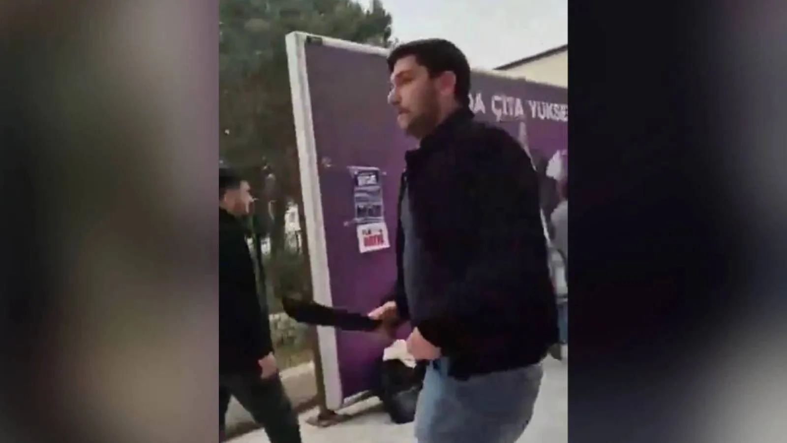 İzmir'de Öğrenci Sendikası standında bildiri dağıtan öğrencilere palalı saldırı