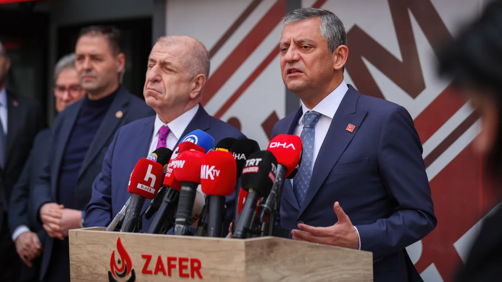 Özgür Özel'den İsrail'e tepki: Karşılarında Türkiye tam ve bütün şekilde aynı tarafta; İsrail'in yanında duracak hiçbir CHP'liyi bulamazlar!