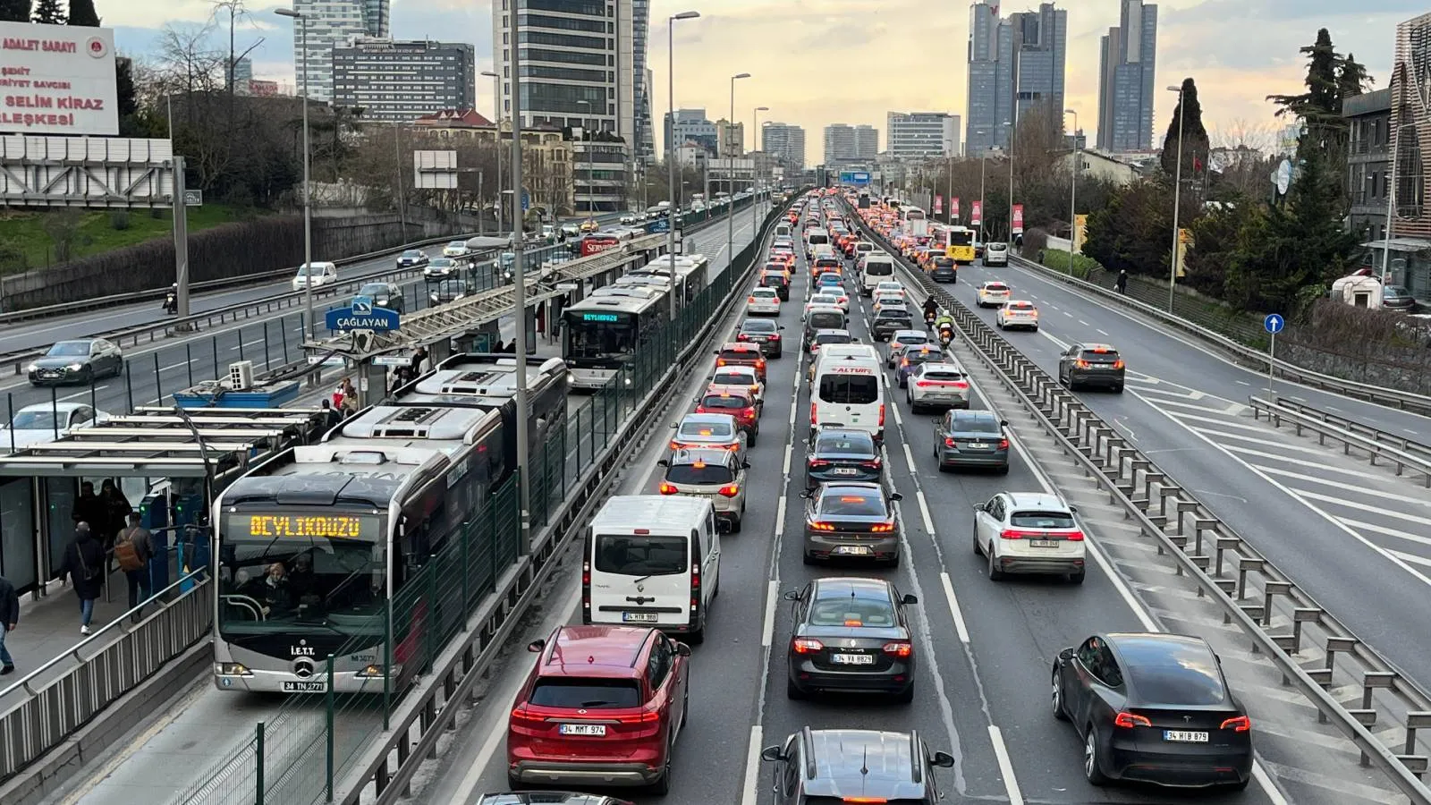 İstanbul'da akşam saatlerinde trafik yoğunluğu yüzde 80'e çıktı