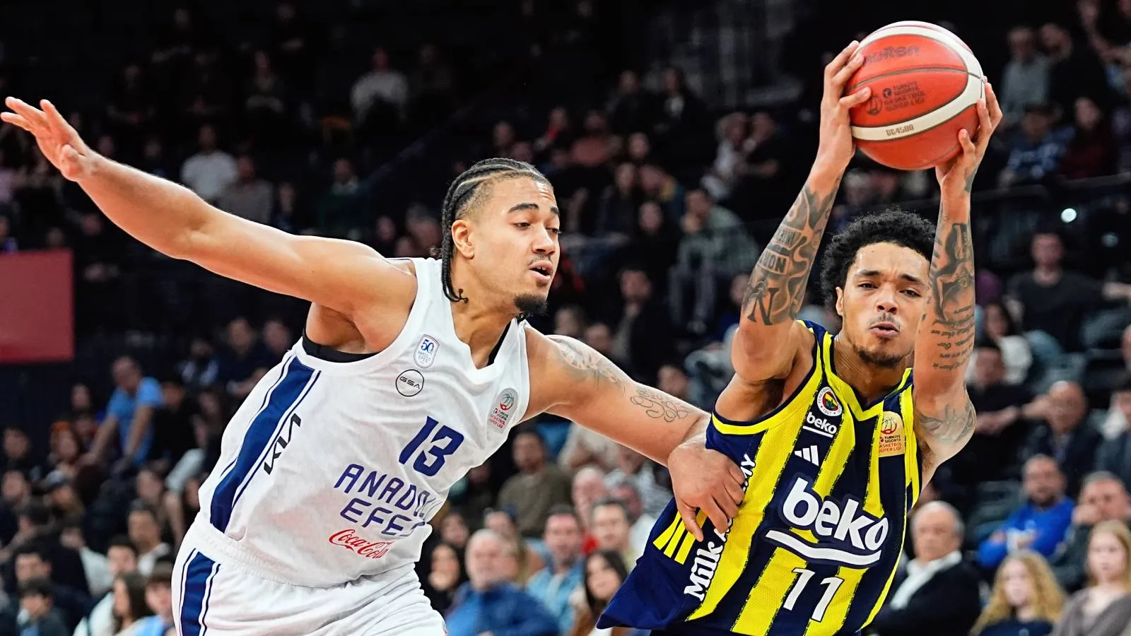 Potadaki dev maçta Fenerbahçe Beko, Anadolu Efes'i 16 sayı farkla devirdi