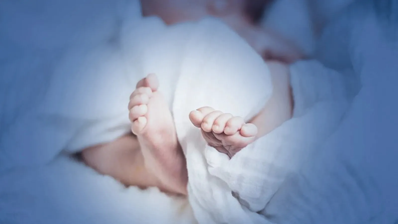 <p>1- Doğum izni sürelerinin uzatılmasına yönelik yeni düzenleme ne getiriyor?</p>
<p>Kamu ve özel sektörde çalışan tüm annelerin doğum iznini uzatan düzenleme kapsamında doğum izni süresi doğumdan önce 8 hafta, doğum sonrası 16 hafta olmak üzere toplam 24 haftaya çıkarıldı.</p>