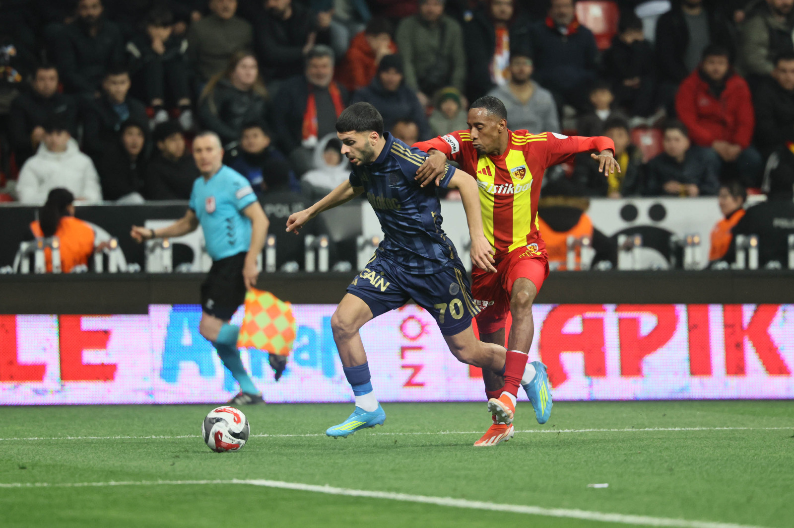  Ahmet Çakar: Pozisyonlar üretirken ve F.Bahçe baskı altındayken bu sefer de Talisca, sırf mükemmel bir vuruş tekniği olduğu için F.Bahçe'nin ikinci golünü attı. Ondan sonra zaten iş bitti. Nene topu kaptı, gol attı. Talisca kafayı vurdu, golü yaptı ve korkulabilecek bir deplasman rahat geçti. Ama bazı oyuncular asla ve asla F.Bahçe'nin oyuncuları değil. Bunların başında Cherif geliyor. Hatta belki Musaba, hatta Nene. Kerem çok hayati goller atsa da F.Bahçe'de asla istenen verimi veremiyor, veremedi de. Hakem Ali Yılmaz için iyi şeyler söylemek isterdik ama söyleyemiyoruz. Bazı sarı kartları es geçti, bazı faulleri yanlış verdi ama Makarov'a verdiği sarı kart doğru. Makarov, gerçek anlamda Guendouzi'ye kafa atmıyor.  (Sabah)