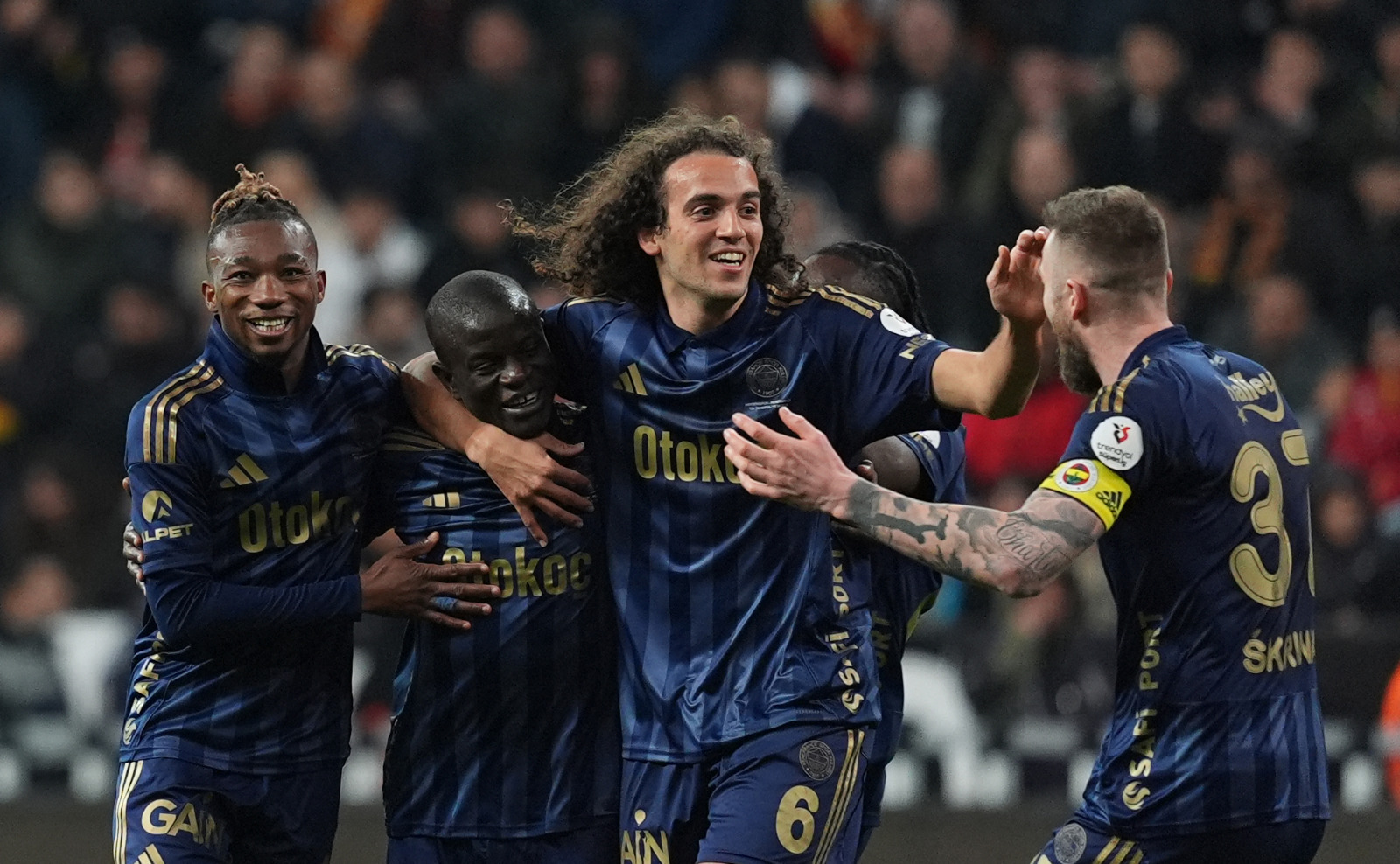 Ömer Üründül: İkinci yarı Kayseri katı savunmayı bırakınca 1-2 tehlike yarattılar ama üst üste iki golle Fenerbahçe maçı bitirdi. Yine Kante ile Guendouzi en çalışkan oyunculardı. Talisca az koşarak iş yapma peşindeydi, 3'üncü denemesinde golü buldu. Tabii bir görüşüm de Fred ile ilgili; geçen hafta Asensio'nun sakatlığıyla derbide oyuna giren Fred, iyi de görev yapmıştı. Ancak Tedesco onu çok geç oyuna aldı. Tedesco'nun dün gece yaptığı en ilginç olay da şuydu: Son değişiklikle Talisca santrfor, Milli Takım'da santrfor oynayan Kerem ise 10 numara pozisyonundaydı. Dün gece yine bir hakem skandalı yaşandı. Ali Yılmaz ve VAR'daki Sarper Barış Saka, müştereken rakibine kafa atan oyuncuyu sahada tuttular. Sonra bu hakemlere nasıl güveneceksin?  (Sabah)