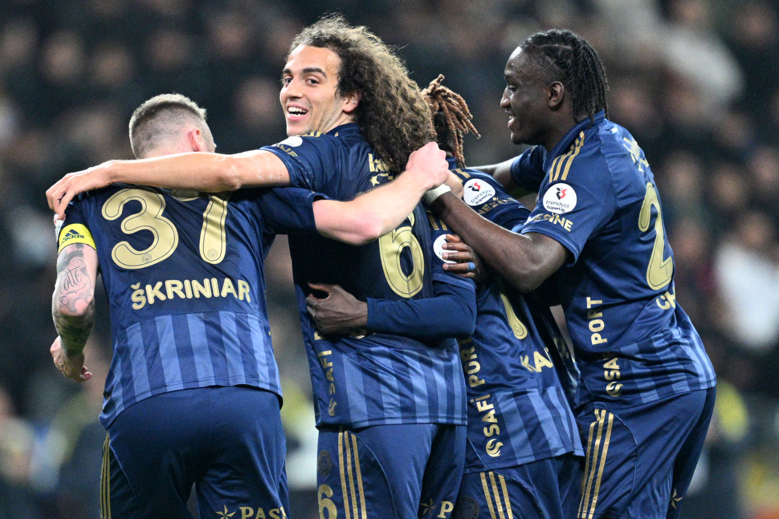 Uğur Meleke: Hobisini mesleğe dönüştürebilen şanslı insanlardan biriyim, 2018 Dünya Kupası’nı Rusya’da takip etme fırsatı bulmuştum. Mbappe’nin, Modric’in, Hazard’ın manşetleri çaldığı o turnuvanın gizli süperstarı Kante idi. Fransa finale çıkana kadar tüm maçlarda 90 dakika sahada kalmış, her pozisyonun içine girmiş, her topa karışmış, her rakibine orta sahayı dar etmişti. Sanırım bu espriyi de ilk kez orada Moskova’da duymuştum: “Dünya’nın dörtte üçünü sular kaplıyor, dörtte birini de Kante!” Türkiye macerası bayağı geç başladı Kante’nin. Hem artık 35’ini doldurdu, hem de son iki buçuk yılını çok da rekabetçi olmayan bir ligde geçirdi. Bunun etkisiyle olsa gerek, İstanbul hikayesi bir tık yavaş başladı. Ancak özellikle Mart’taki milli maç arasının ardından bambaşka bir Kante var sahada. Geçen hafta derbide sahipsiz bütün topları topladı, sahiplileri de topladı sonra. Aynı anda üç-dört yerdeydi sanki, bir ara gelip bizim önümüzden içecekleri-kağıtları çaldı galiba! Dün de kaldığı yerden devam etti her şeyi toplamaya. Partneri Guendouzi ile birlikte o kadar çok dolaşıyorlar, her şeyi öyle bir topluyorlar ki, arada ceplerini kontrol etme ihtiyacı hissediyor insan! (Hürriyet)