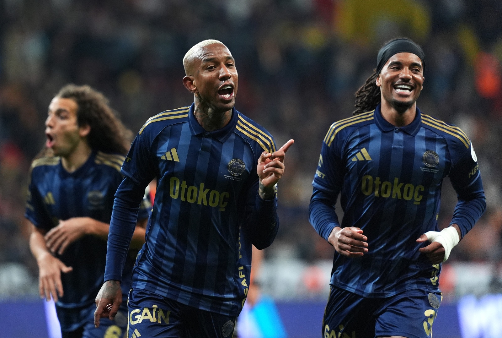 İlker Yağcıoğlu: İkinci yarıya gelindiğinde ise bambaşka bir tablo vardı. Bu kez oyunu rakibine bırakan taraf Fenerbahçe oldu. Skor avantajını cebine koyan Sarı-Lacivertliler, daha kontrollü ve savunma ağırlıklı bir oyun tercih etti. Anderson Talisca ve Nene skoru tayin etti. Gecenin tartışmasız yıldızı ise N'Golo Kante idi. Sadece attığı golle değil, sahadaki liderliği, top kazanma becerisi ve hücuma verdiği destekle takımın her yerindeydi. Sonuç olarak Fenerbahçe, kazanması gereken bir deplasmandan galibiyetle dönmeyi bildi. Derbi öncesi sırada kazanılması gereken Rizespor maçı var. (Takvim)