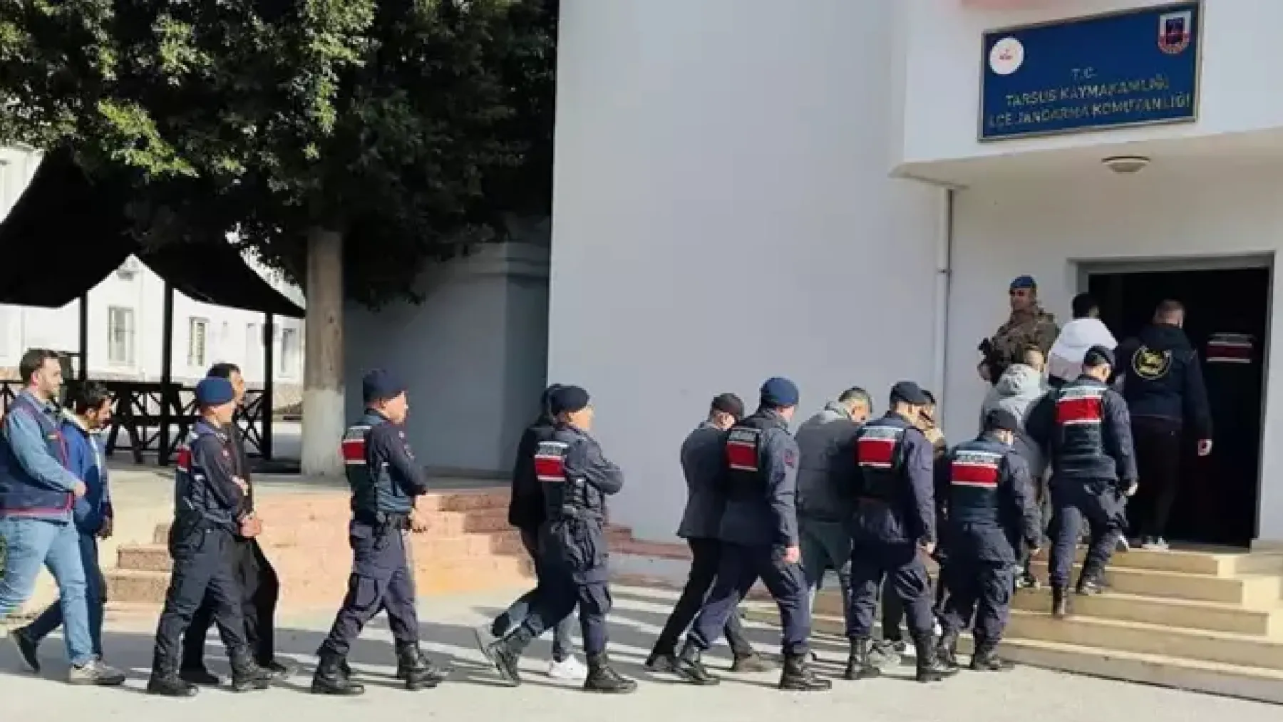 Uyuşturucu operasyonunda 40 şüpheli tutuklandı: Mersin Valiliği 660 bin liranın ele geçirildiğini açıkladı
