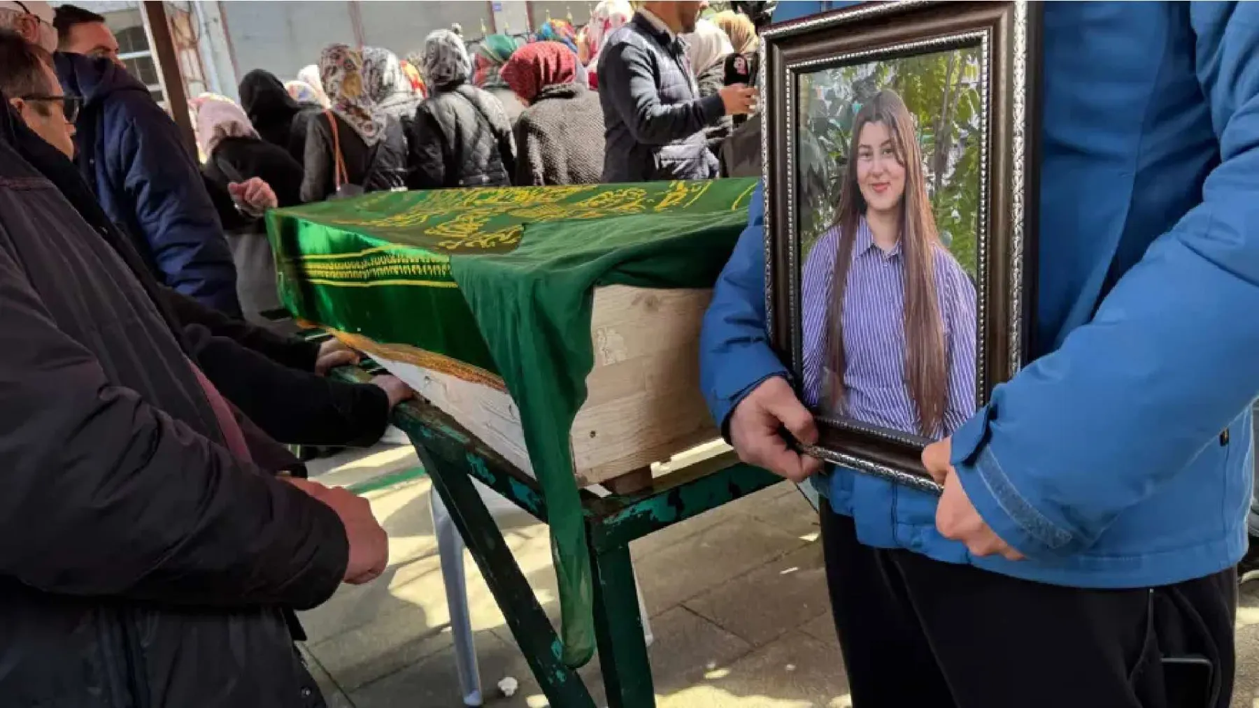 Belediye başkanının yargılandığı taciz davasında şikayetçi olan 17 yaşındaki Tuana Torun defnedildi