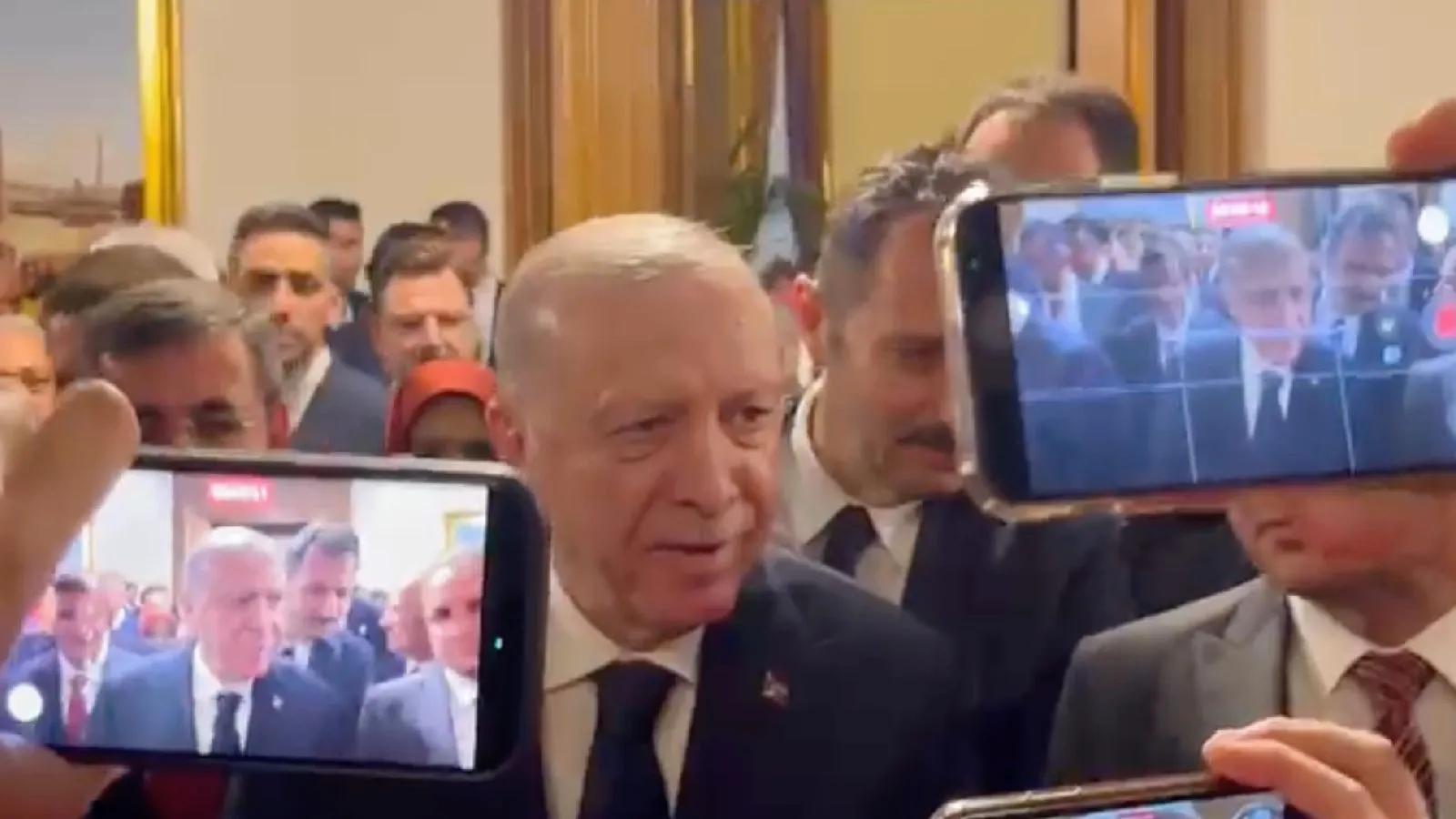 Erdoğan'dan "Özgür Özel'le görüşür müsünüz?" sorusuna yanıt: Bizim kitabımızda yok yok, tabii görüşeceğiz