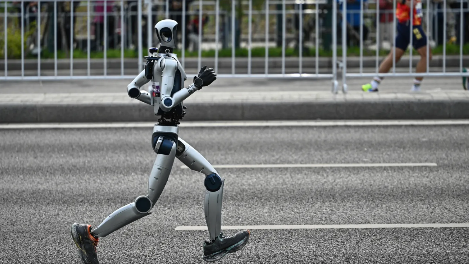 Çin'de insansı robotların bir yıllık gelişimi: Geçen sene parkuru tamamlayamadıkları maratonda insanları geçtiler!