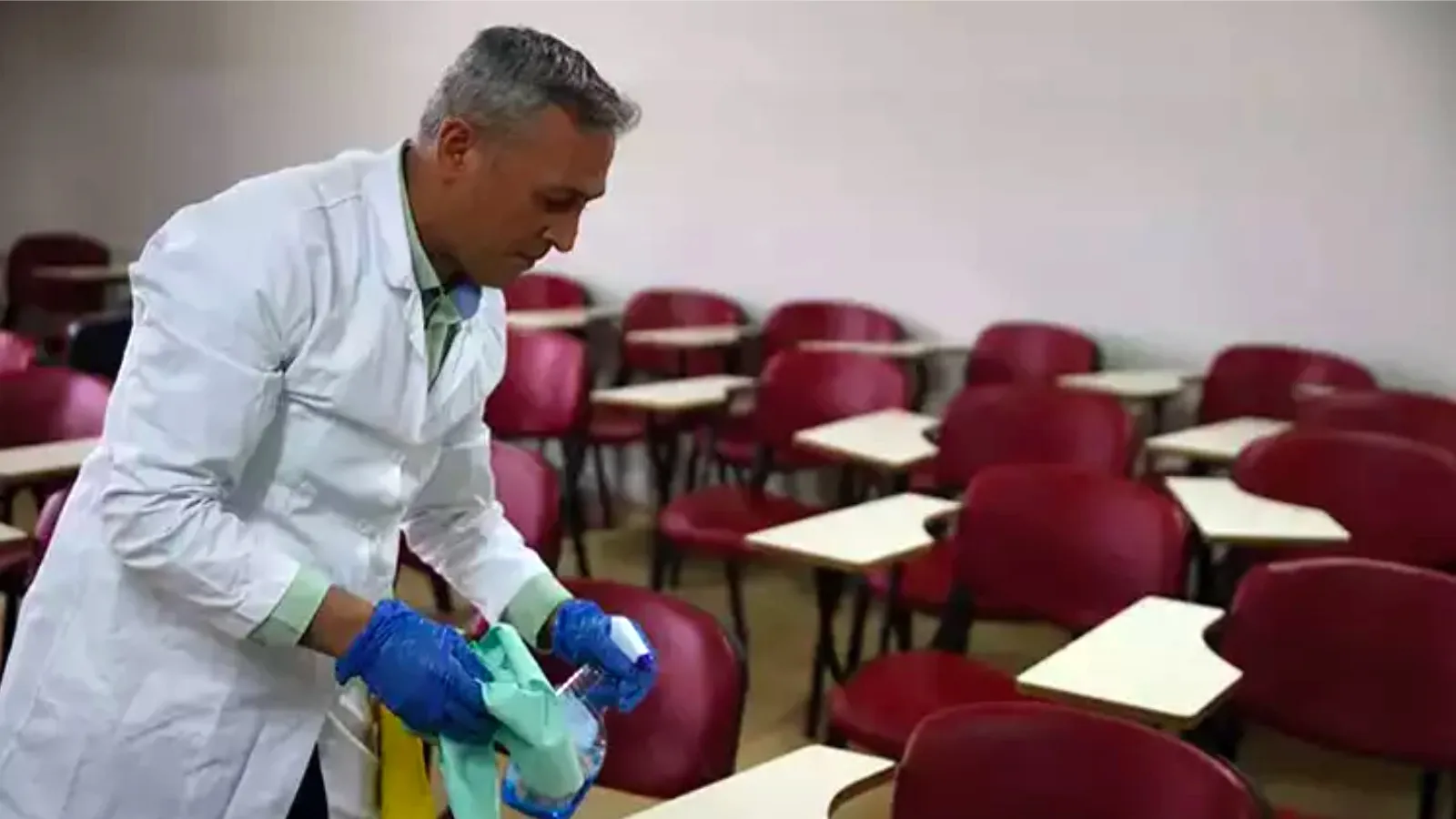 Temizlik personeli, çalıştığı üniversiteyi kazandı: Sabah paspas atıyor, öğlen derse giriyor