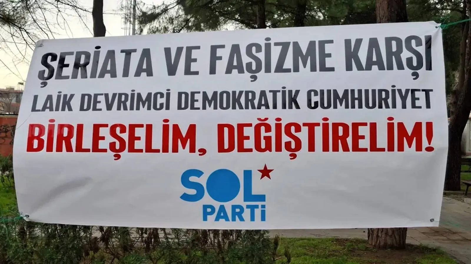 “Şeriata, faşizme, karanlığa karşı laik, devrimci, demokratik cumhuriyet” pankartı asmışlardı: SOL Parti üyesi 6 kişi hakkındaki ev hapsi adli kontrolü kaldırıldı