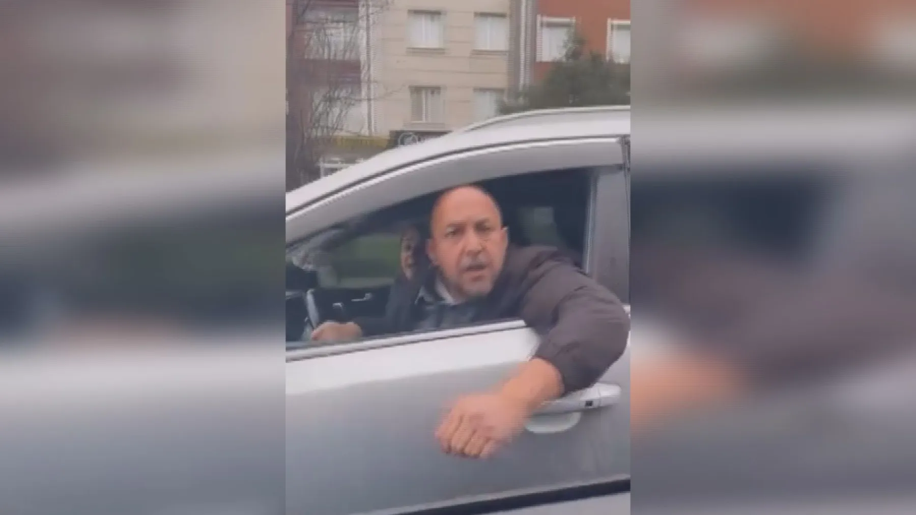 Beylikdüzü'nde yayaya yol verdiği için kadın şoförün otomobiline saldıran sürücü gözaltına alındı