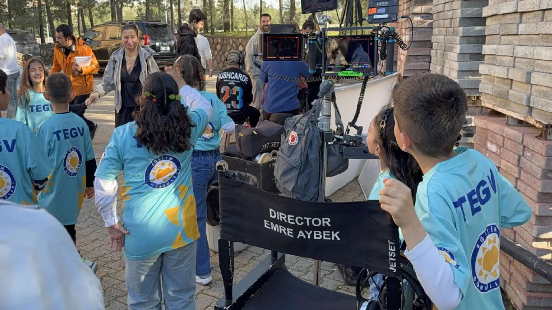 TEGV’li çocuklar Uzak Şehir dizisinin setini ziyaret etti