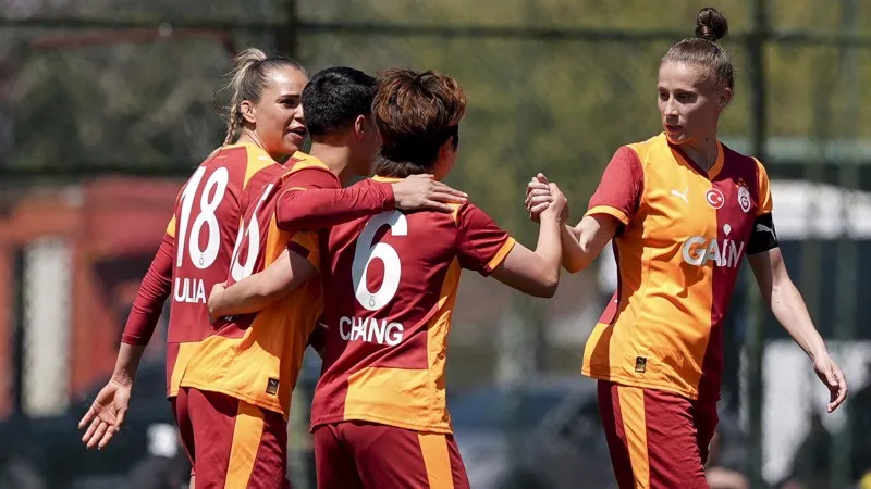 Kadınlar Süper Ligi'nde nefes kesen derbi: Galatasaray, Fenerbahçe'yi 88 ve 90'ıncı dakikada bulduğu gollerle devirdi