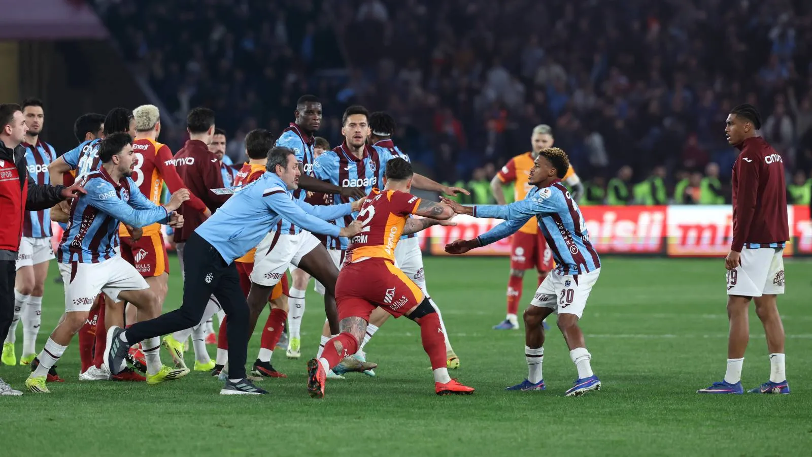 RT @T24spor: Derbi bitimi saha karıştı: Galatasaray'da Abdülkerim Bardakcı, tünelde kırmızı kart gördü
 https://t.co…