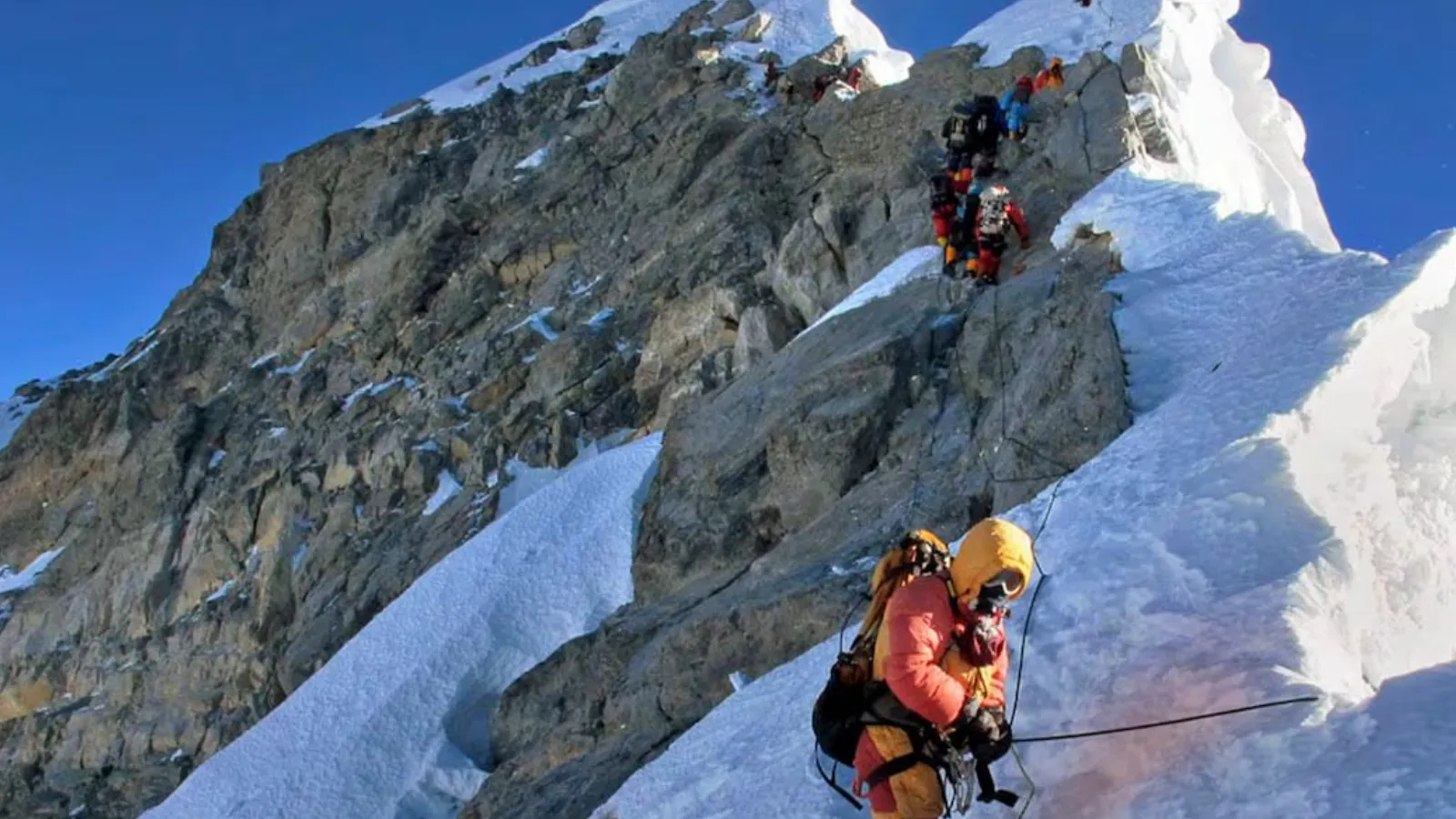 Everest Dağı'nda 20 milyon dolarlık dolandırıcılık: Rehberler, dağcı turistlerin yemeğine karbonat katarak zehirlemekle suçlandı!