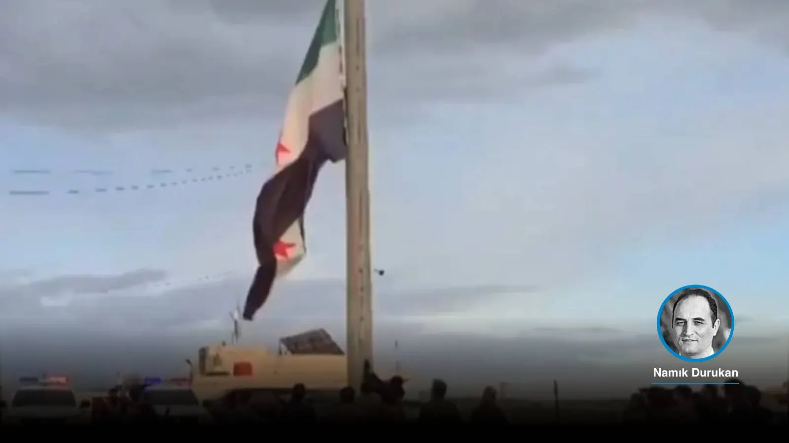 Kobani'de Suriye bayrağı resmî törenle devlet kurumlarına çekildi