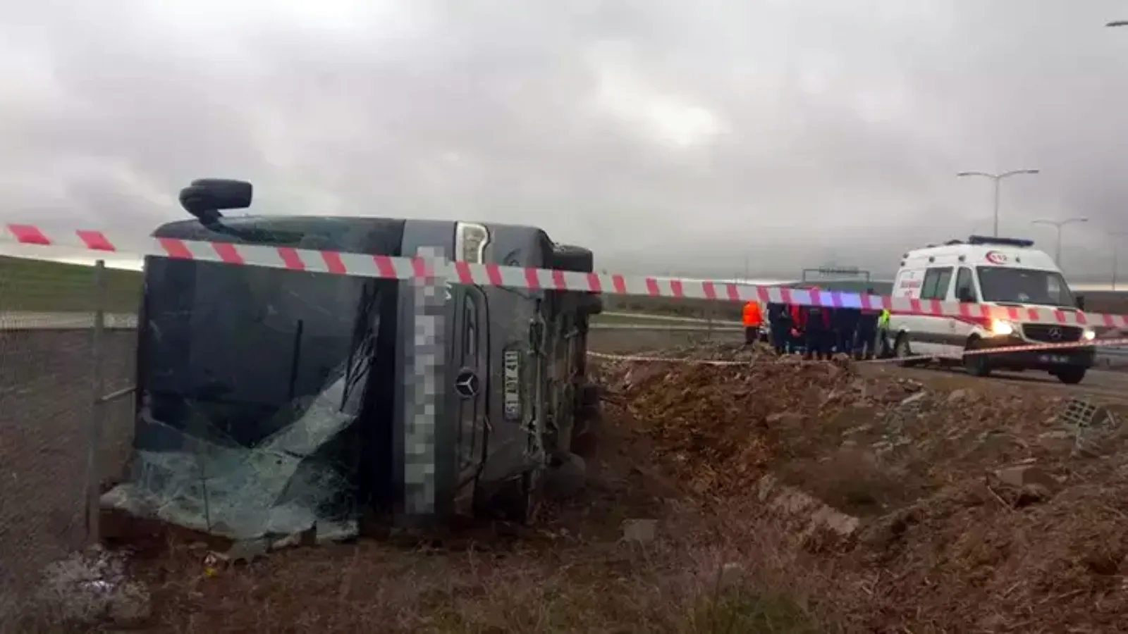 Tur otobüsünün şarampole devrildi, 20 kişi yaralandı!