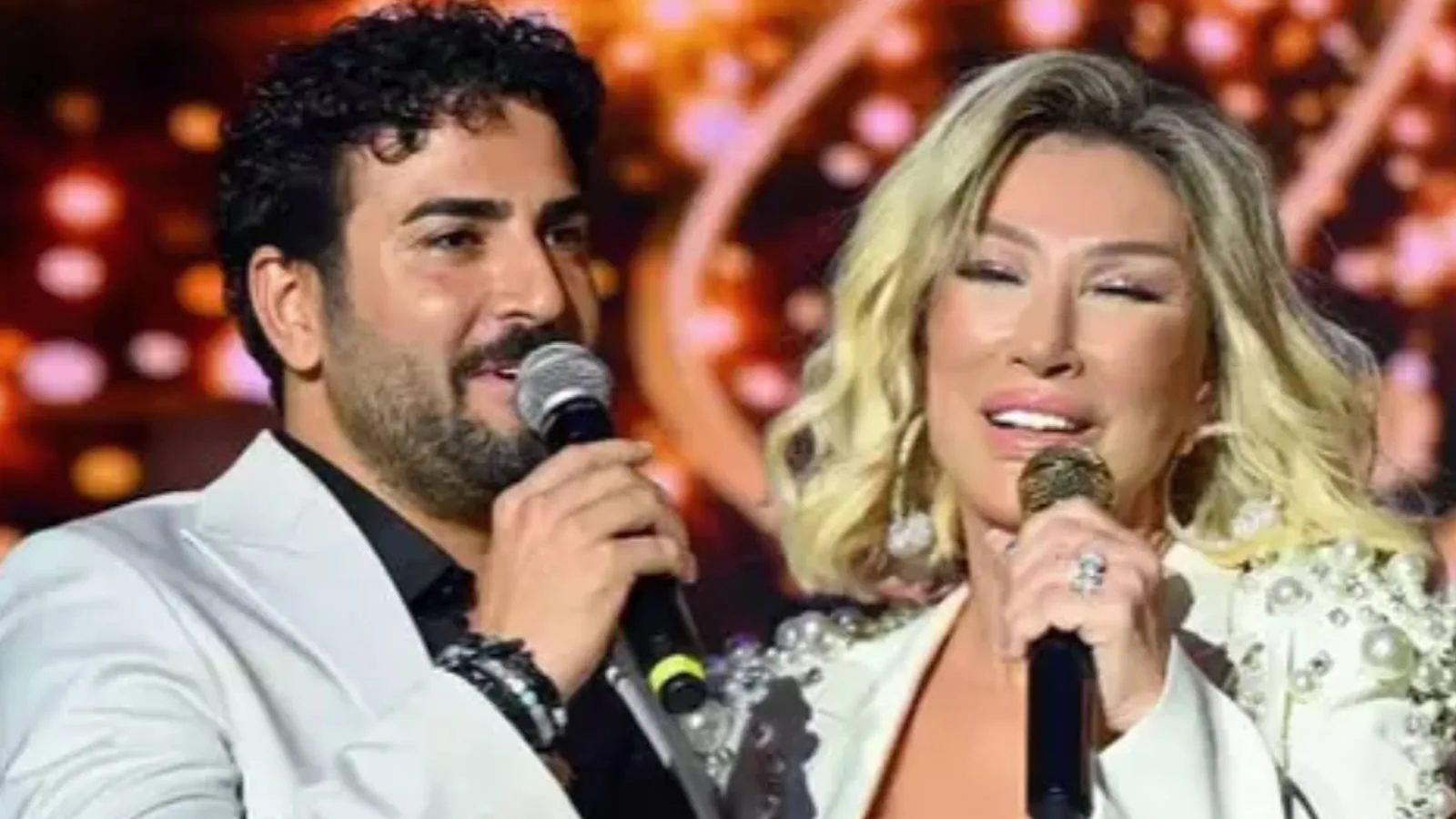 Seda Sayan'dan eşine sahnede romantik soru: Benden razı mısın?