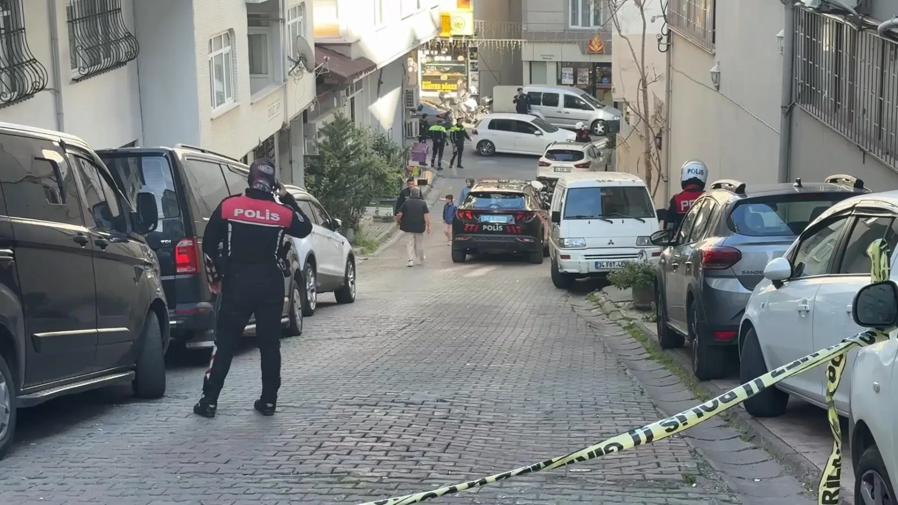 Darbedilen polis uyarı ateşi açtı: Göğsünden vurulan berber hastaneye kaldırıldı