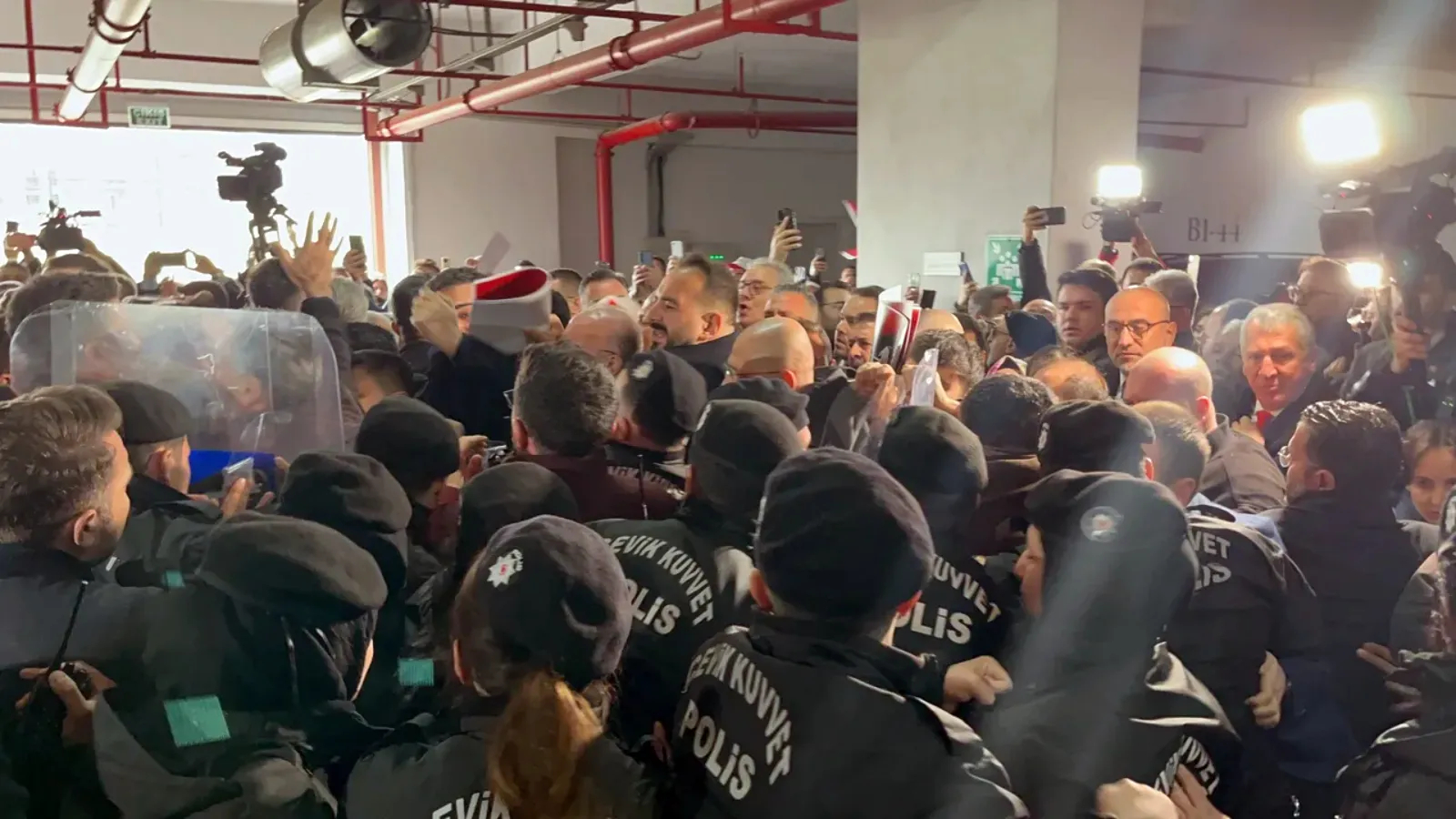 Bursa seçimi öncesi CHP’li meclis üyeleri ve milletvekilleri belediyeye alınmadı, CHP aday çıkarmayacağını açıkladı
