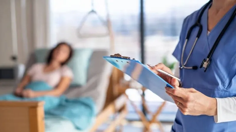 İngiltere'deki hastaneler yetersiz doktor sayısı nedeniyle hemşireleri 