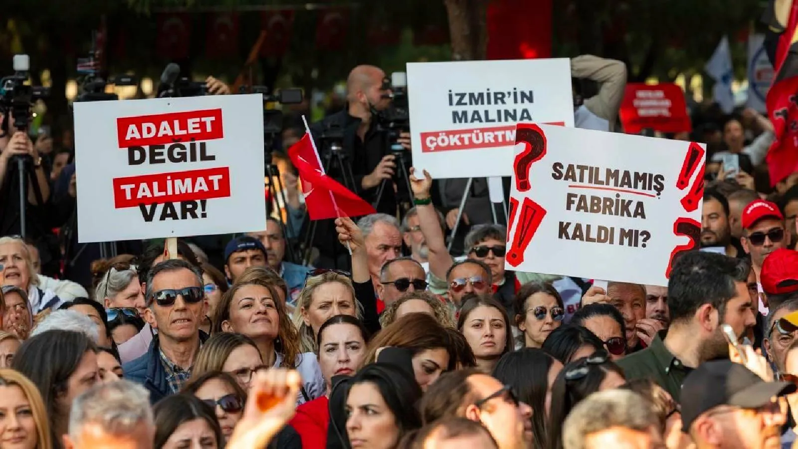 Meslek Fabrikası'nın polis ablukasına alınmasına kadınlardan 