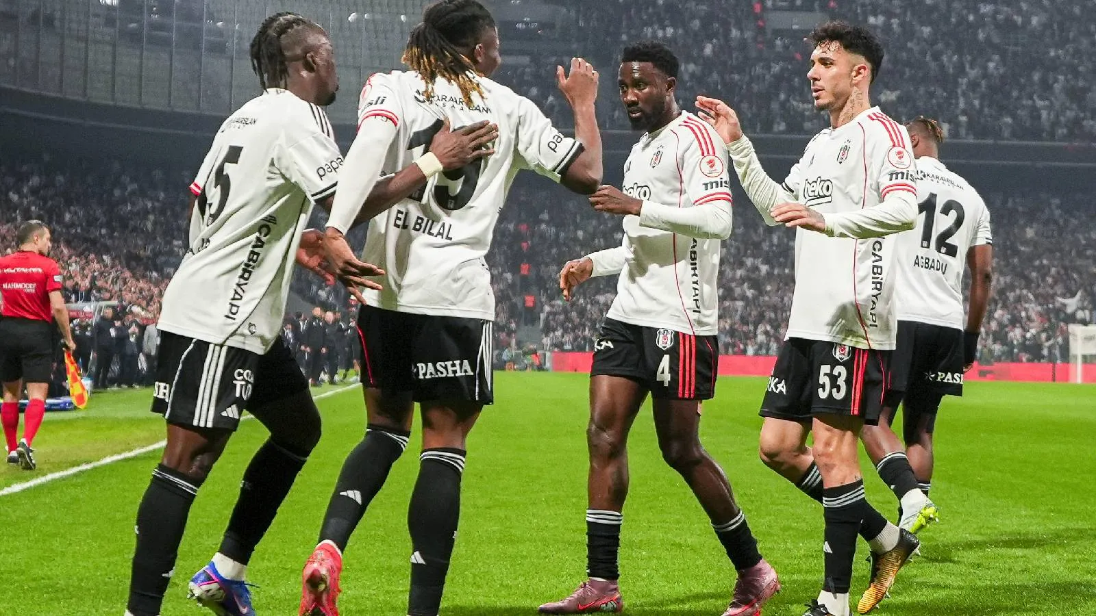 Beşiktaş, Türkiye Kupası'nda yarı finalde, Alanyaspor'u 3 golle geçti