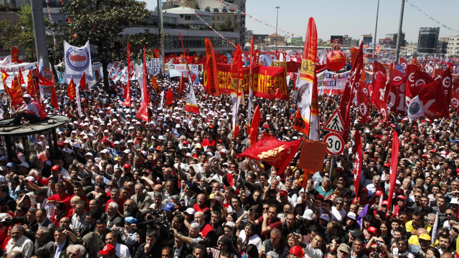 Valilikten 1 Mayıs açıklaması: 2 ilçe hariç İstanbul genelinde etkinlik yasağı!