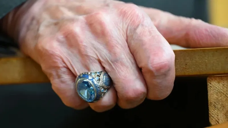 <p>Bah&ccedil;eli'nin y&uuml;z&uuml;ğ&uuml;nde yer alan taşın etrafında Hud Suresi&rsquo;nin 112. ayetinden alınan &ldquo;Emrolunduğun gibi dosdoğru ol&rdquo; ayetinin meali işlenmesi dikkatleri &ccedil;ekti.</p>
<p>Y&uuml;z&uuml;ğ&uuml;n yan y&uuml;zeylerine yine aynı ayetin hat sanatı ile işlendiği g&ouml;r&uuml;ld&uuml;.</p>