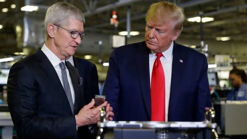 Trump, görevi bırakmaya hazırlanan Apple CEO'suyla 'hikâyesini' anlattı: Yalakalık yapmaya çalışması karşısında kendimden çok etkilenmiştim