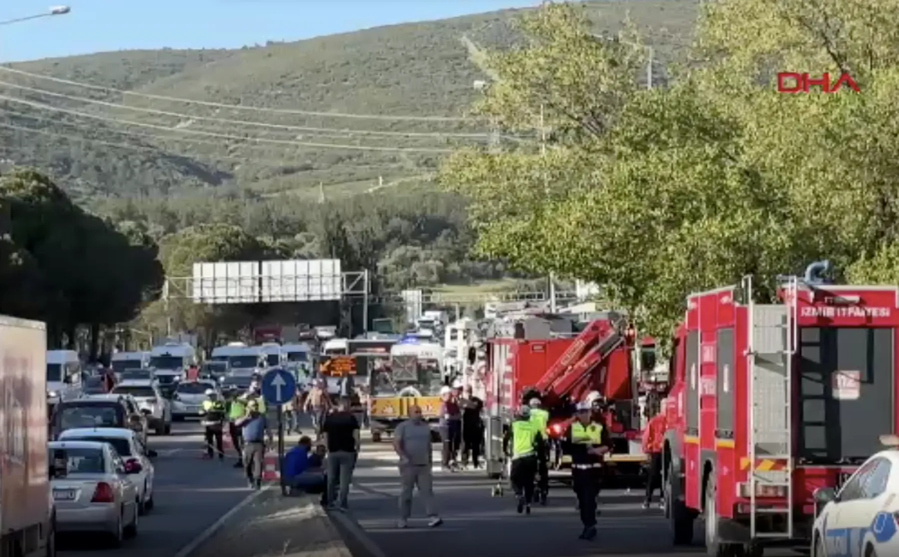 İzmir'de freni boşalan TIR çok sayıda araca çarptı, 3 kişi hayatını kaybetti