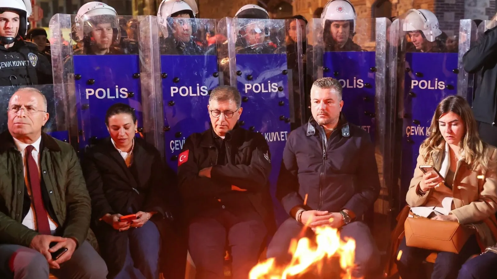 Cemil Tugay'dan polisin barikatlarla çevirdiği Meslek Fabrikası önünde gece nöbeti: Gücümüzün yettiğince buradayız
