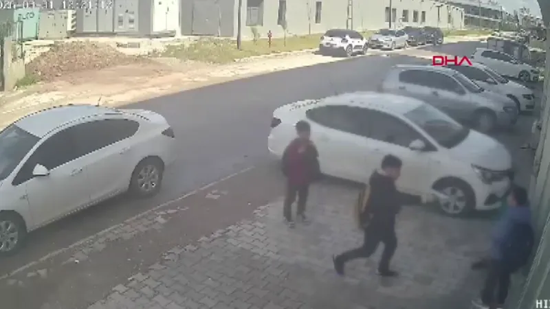 Okul yolunda oyuncak tabancalı tehdit: 13 yaşındaki çocuklar, 11 yaşındaki çocuğun 10 lirasını aldı!