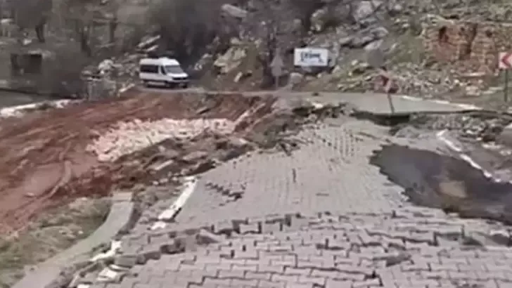Nemrut Dağı yolunda heyelan