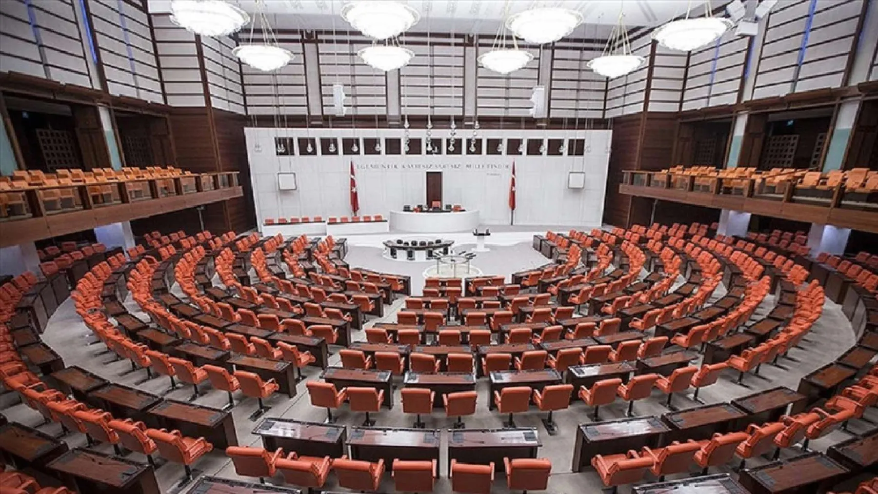 Meclis'te DEM Partili vekille AKP'li vekil arasında 'terbiyesiz' polemiği: Ben senin bildiğin kadınlara benzemem