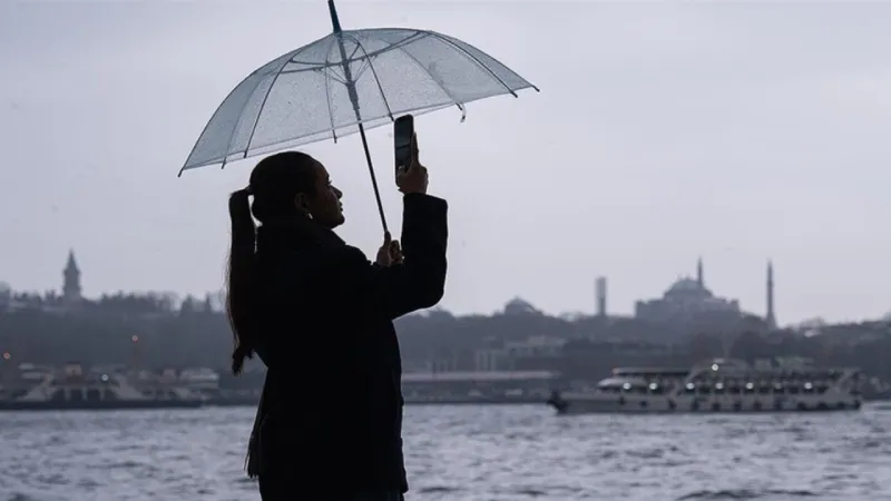 ☔️AKOM'dan yeni rapor: İstanbul'a önce bahar sonra sağanak yağış geliyor!