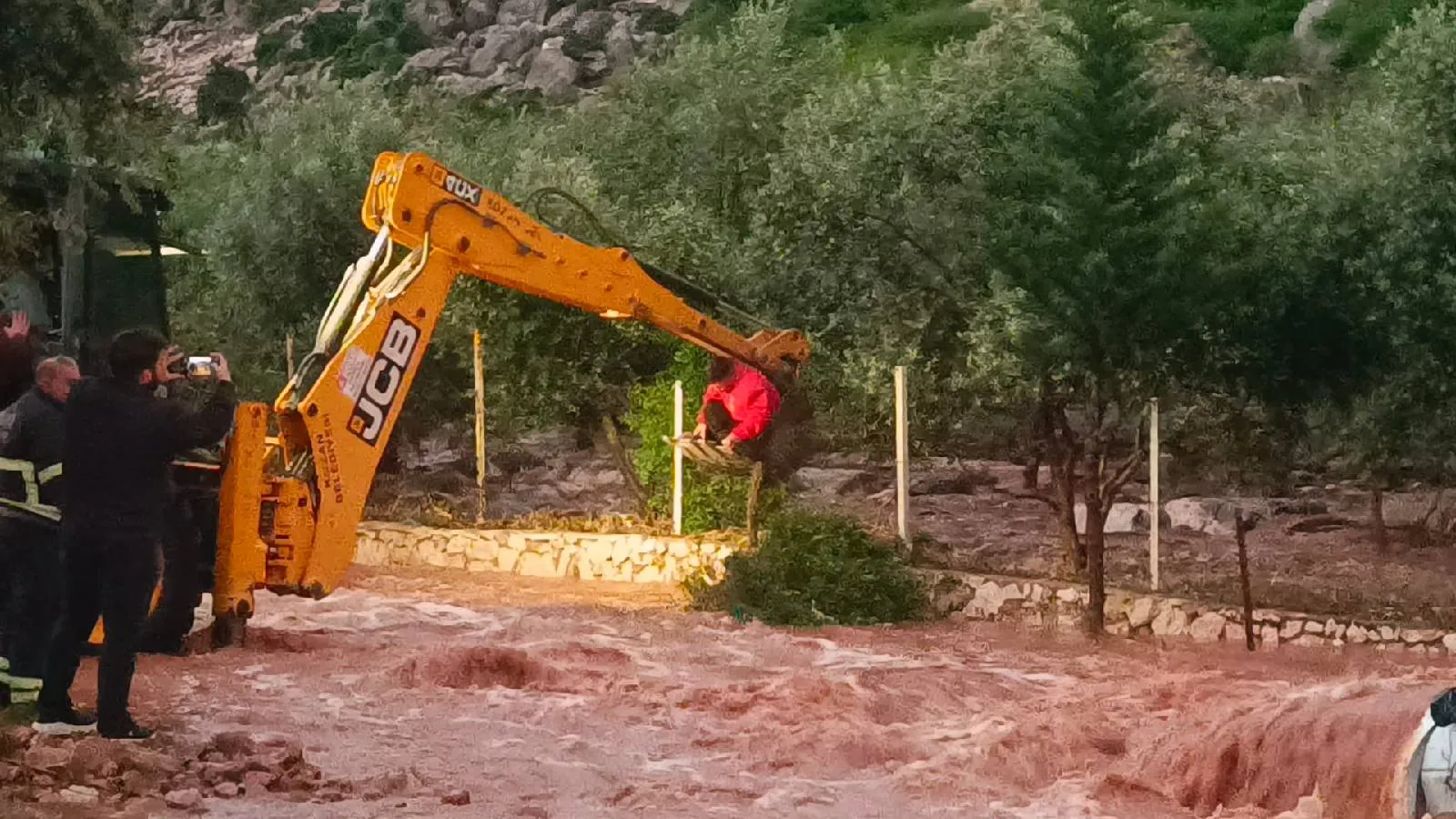 Adana'da sağanak sele neden oldu: Kaybolan bir kişinin cesedi bulundu
