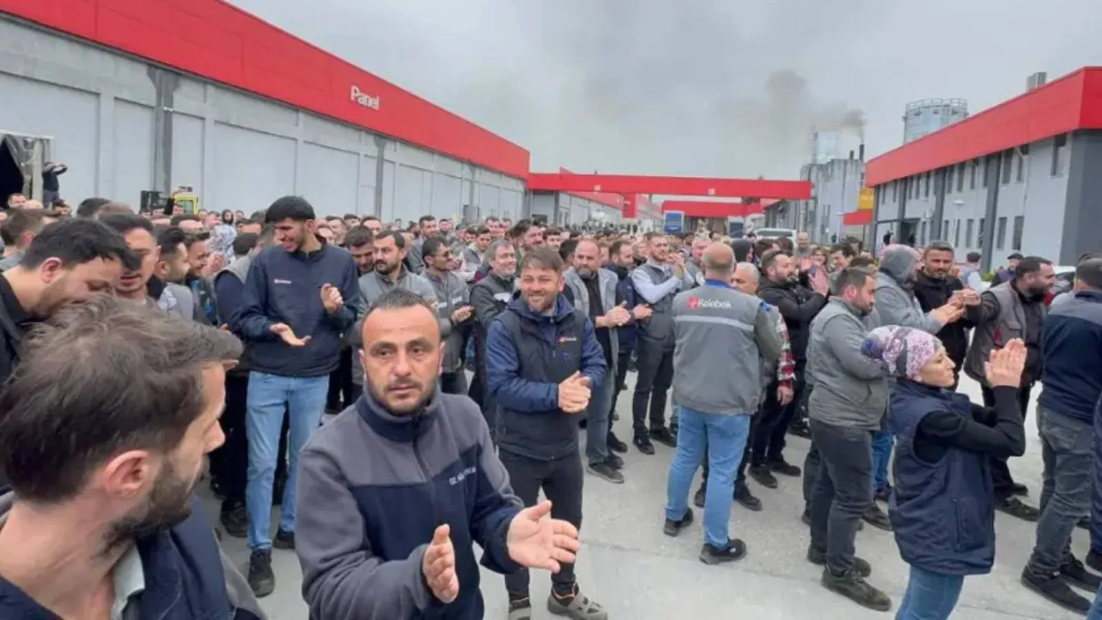 Doğtaş ve Kelebek fabrikalarındaki 2 bin işçi iş bıraktı: Promosyon ödemeleri yapılana kadar greve devam edecekler